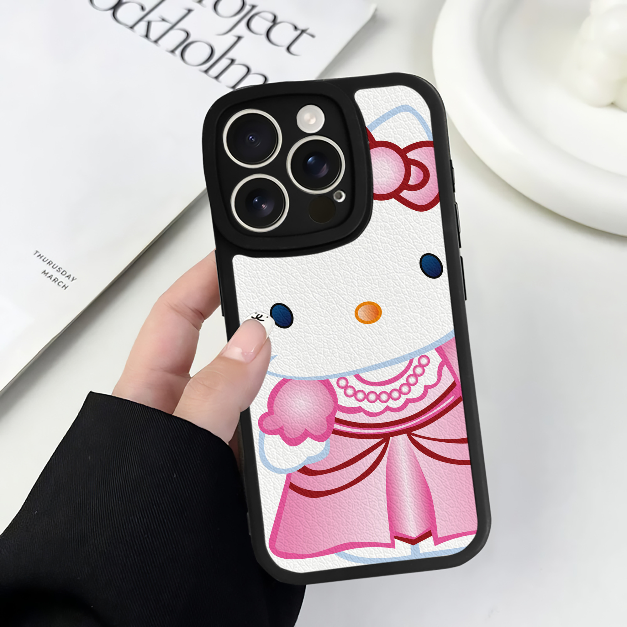 （画像用） Hello Kitty ハローキティ 【iPhone 16シリーズ対応】シリコンスマホケース（レザー調） 材質：シリコン